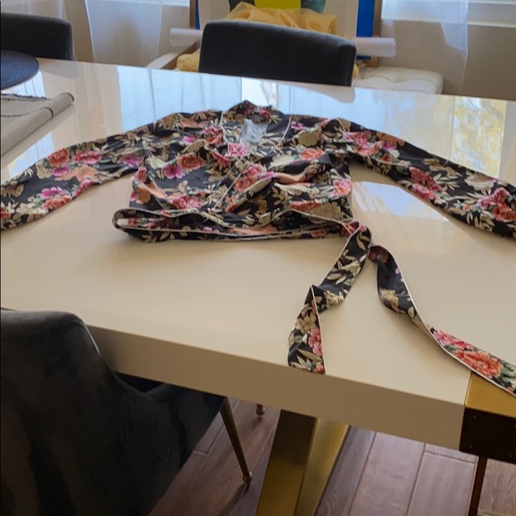 Cross over print blouse - Picture 1 of 4